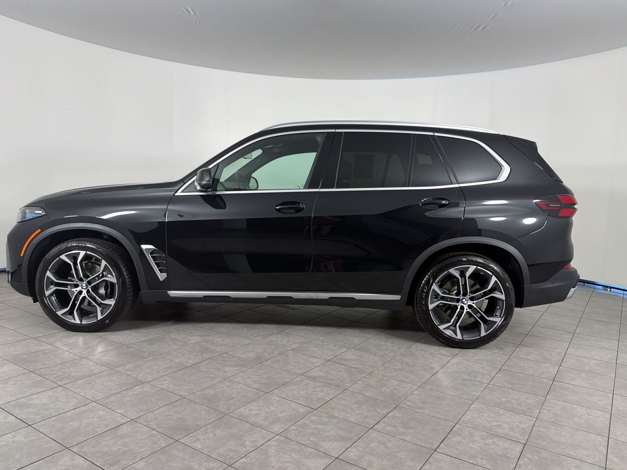 Certified 2026 BMW X5 xDrive40i AWD/4WD image 2