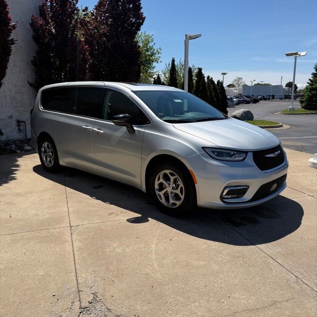 Used 2024 Chrysler Pacifica Limited FWD image 7