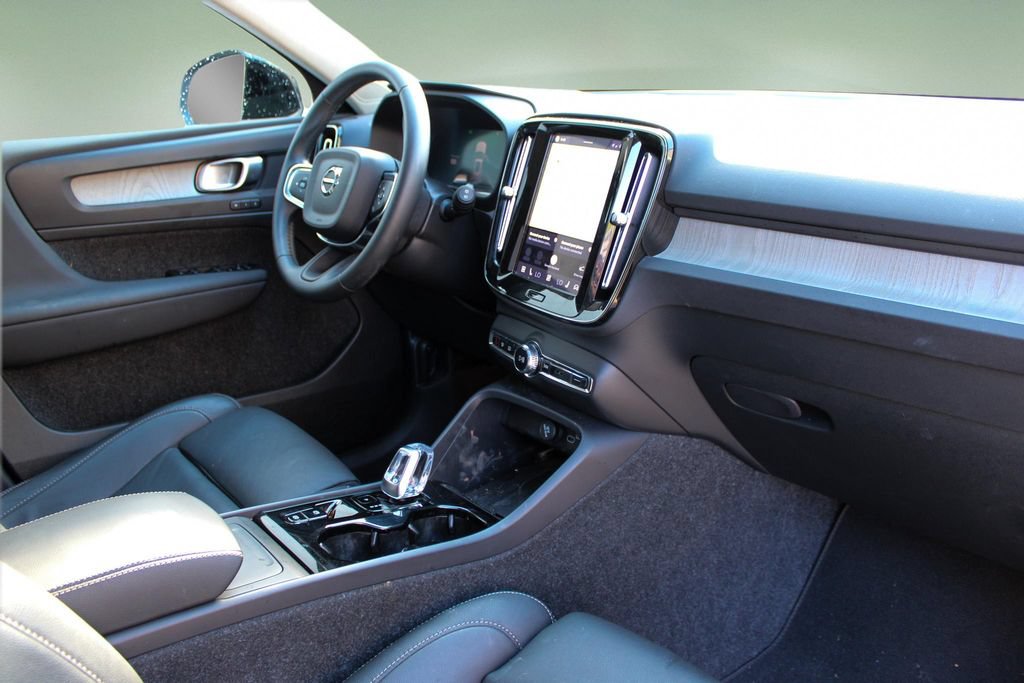 Certified 2025 Volvo XC40 B5 Plus AWD/4WD image 22