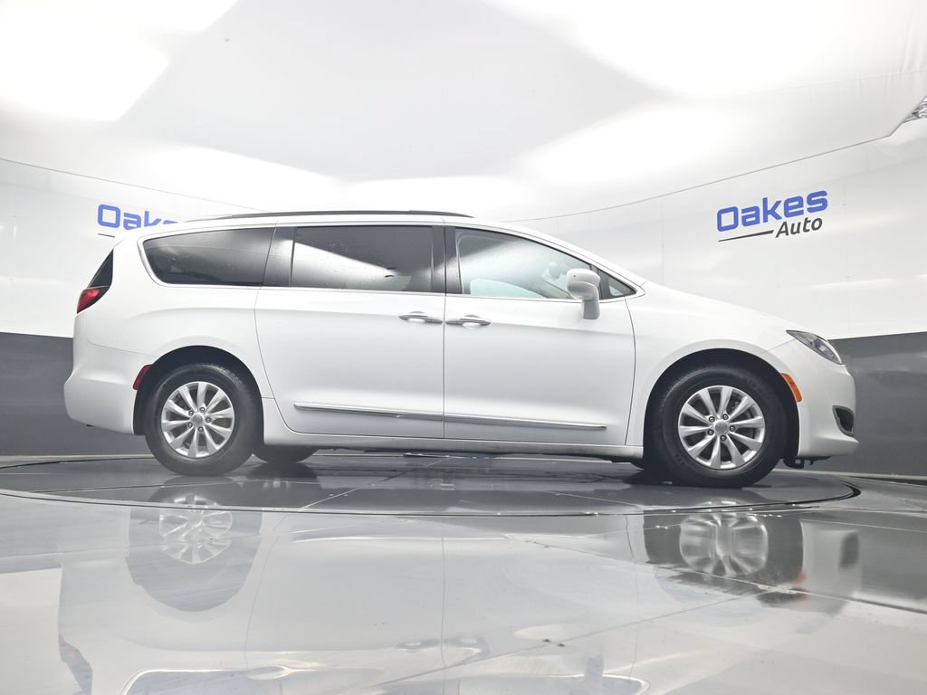 Used 2017 Chrysler Pacifica Touring-L FWD image 42