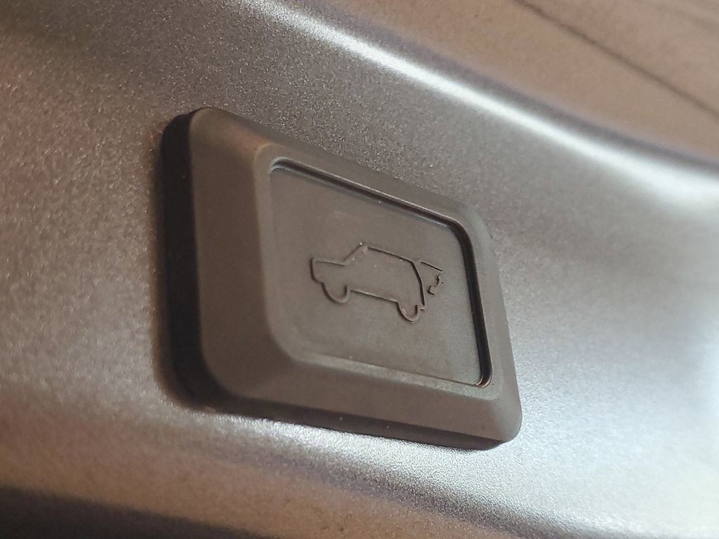 Used 2021 Toyota RAV4 XLE w/ Convenience Package image 9