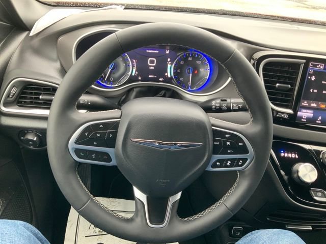 Used 2025 Chrysler Pacifica Select image 21
