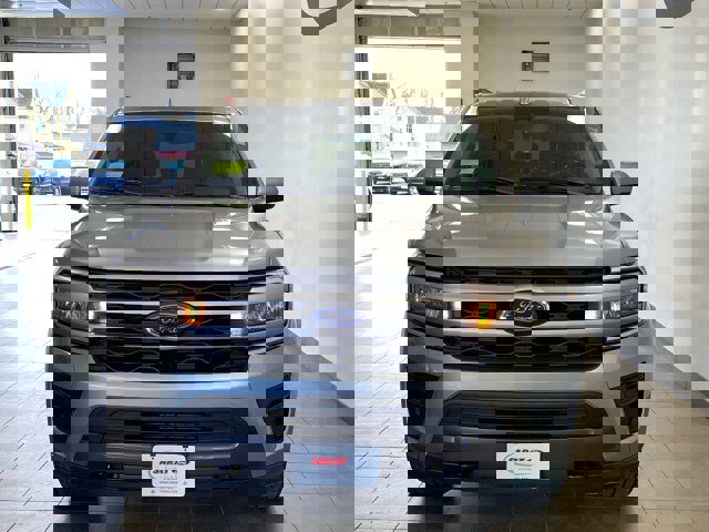 Used 2023 Ford Expedition Max XLT image 3