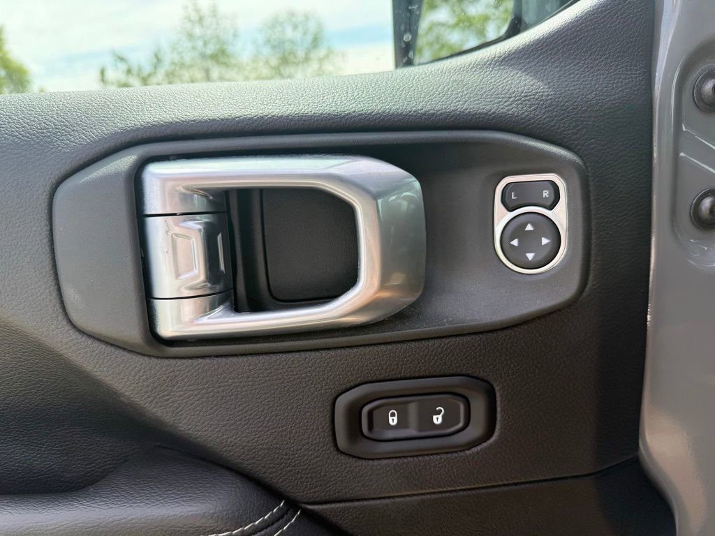 Used 2022 Jeep Wrangler Unlimited Rubicon w/ LED Lighting Group AWD/4WD image 25