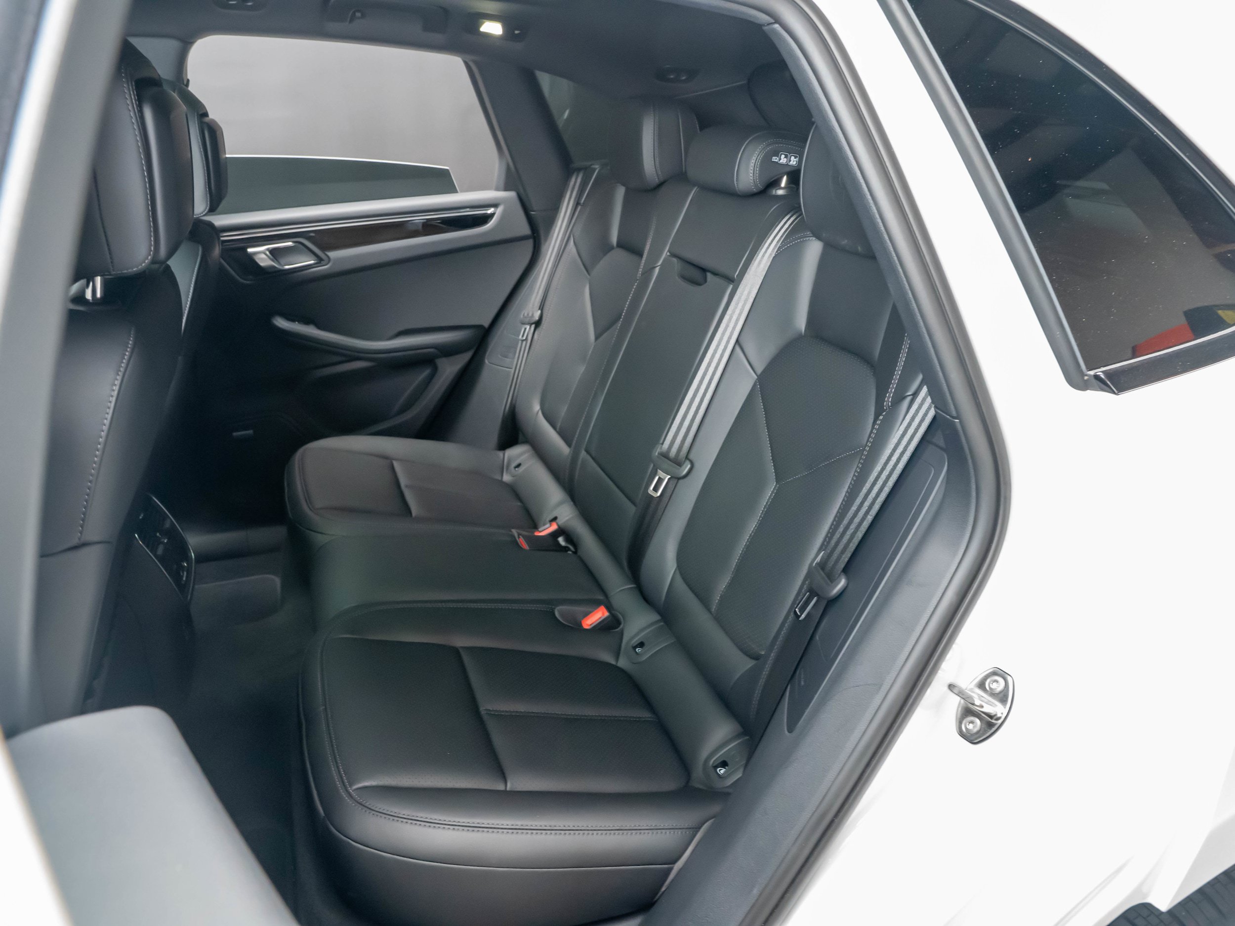 Certified 2026 Porsche Macan AWD/4WD image 33
