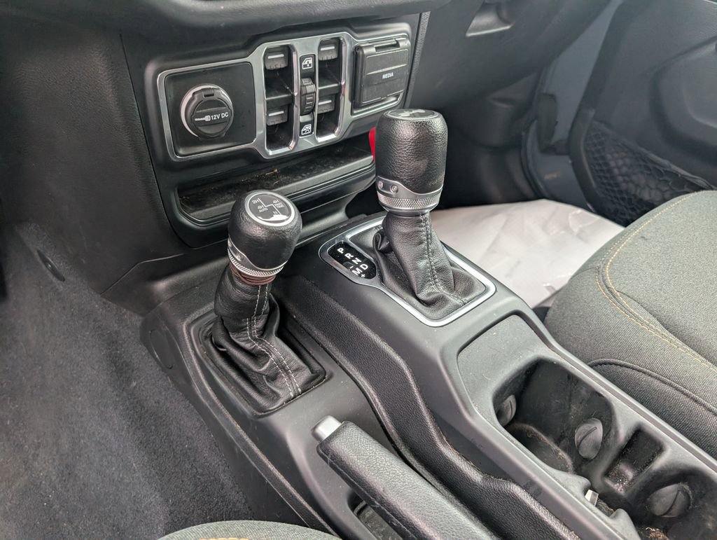 Used 2024 Jeep Wrangler Unlimited Sahara w/ Technology Group image 16