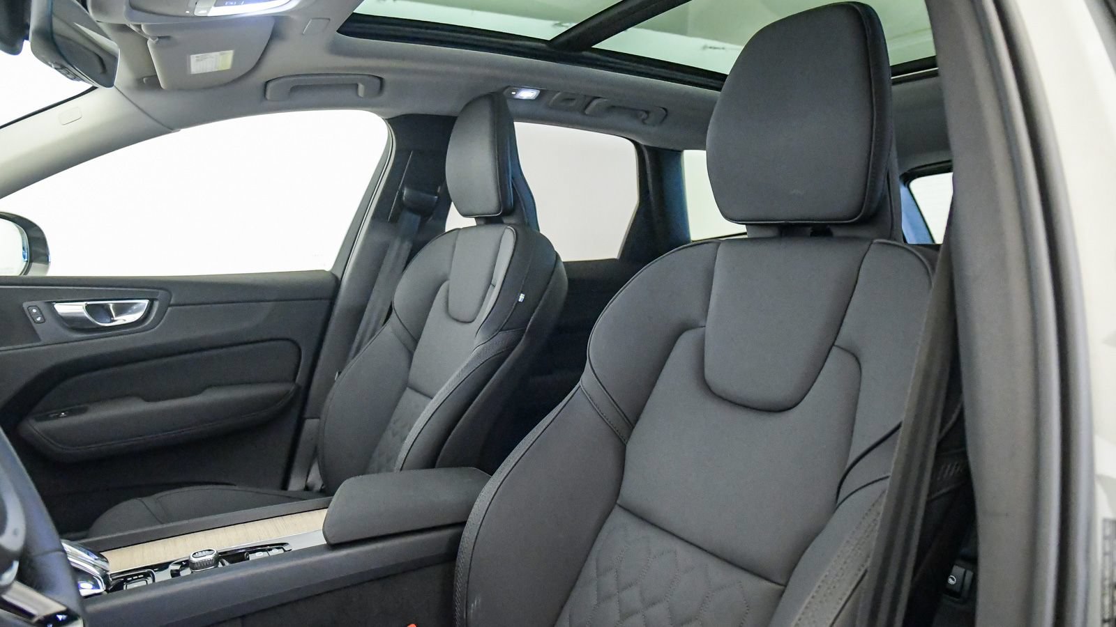 Certified 2026 Volvo XC60 B5 Plus w/ Climate Package PRO AWD/4WD image 18