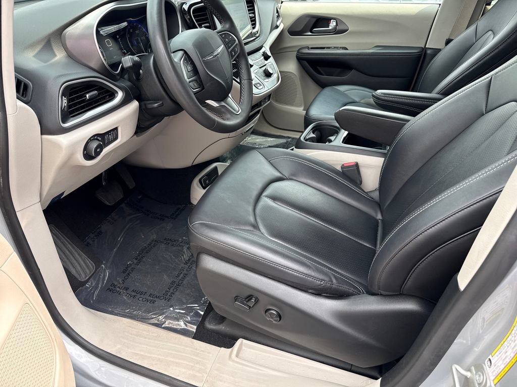 Used 2024 Chrysler Pacifica Touring-L FWD image 17