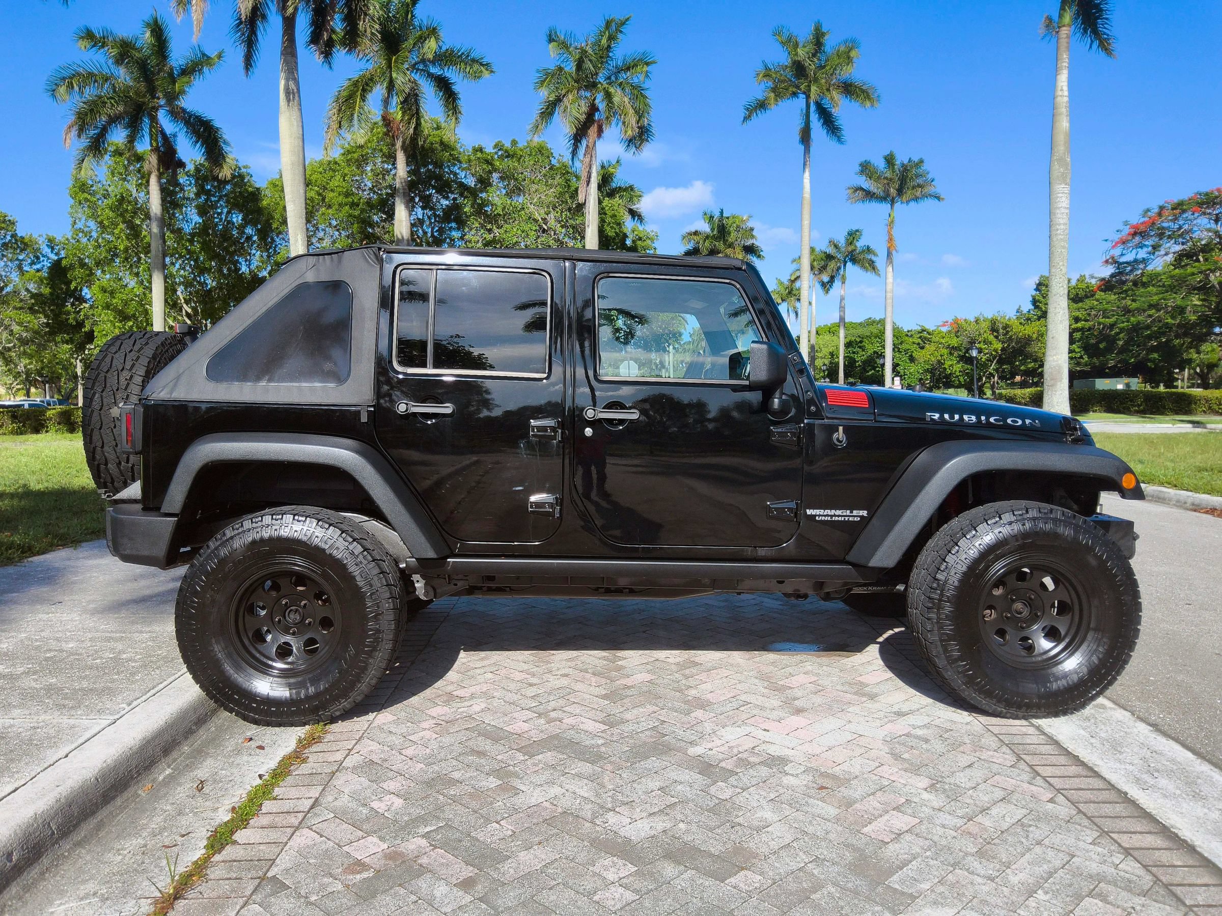 Used 2014 Jeep Wrangler Unlimited Rubicon w/ Connectivity Group AWD/4WD image 18