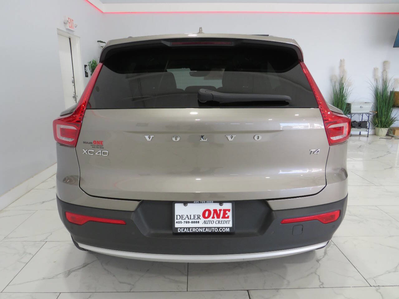 Used 2021 Volvo XC40 T4 Inscription image 5