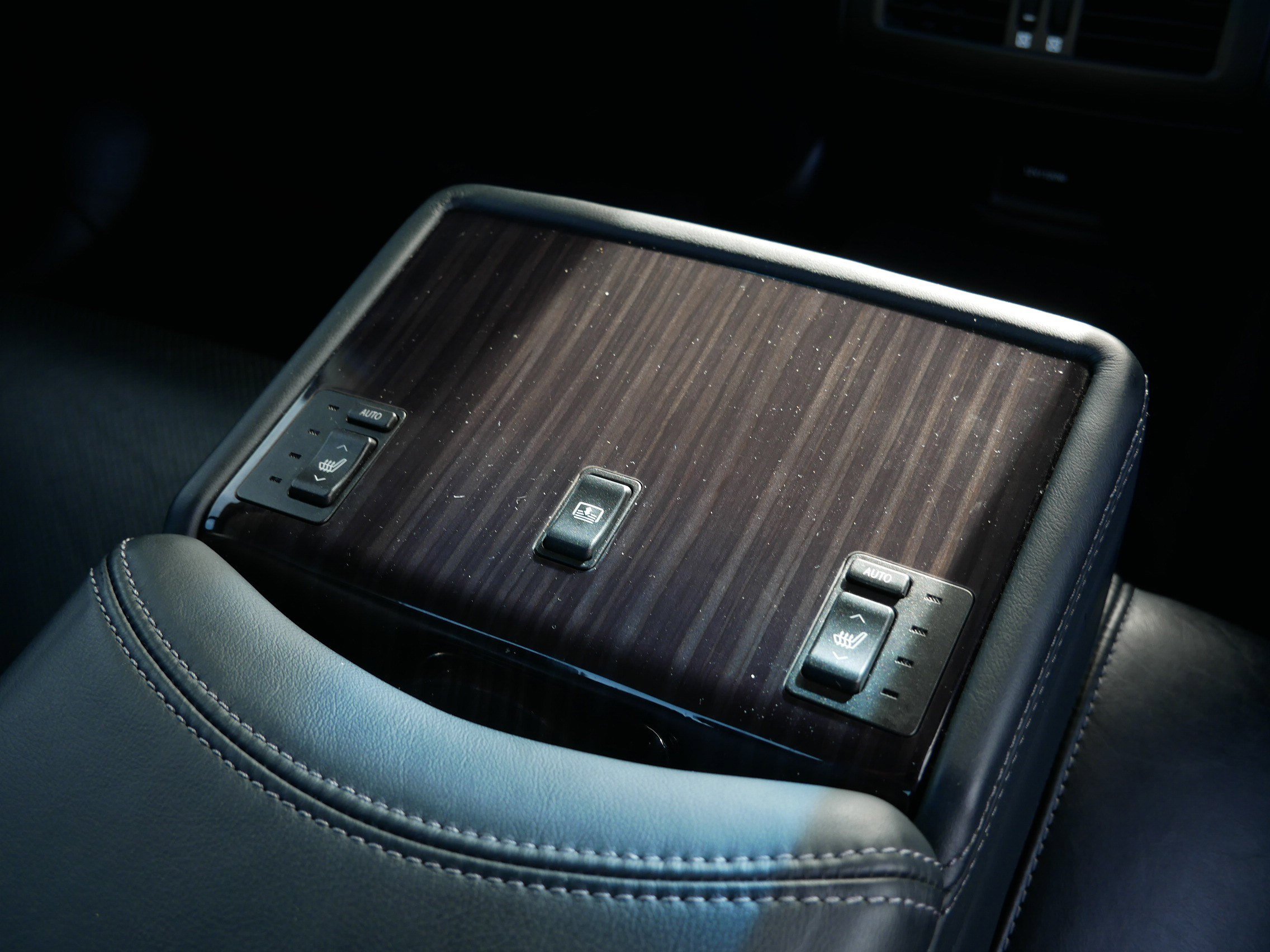 Used 2014 Lexus LS 460 AWD image 12