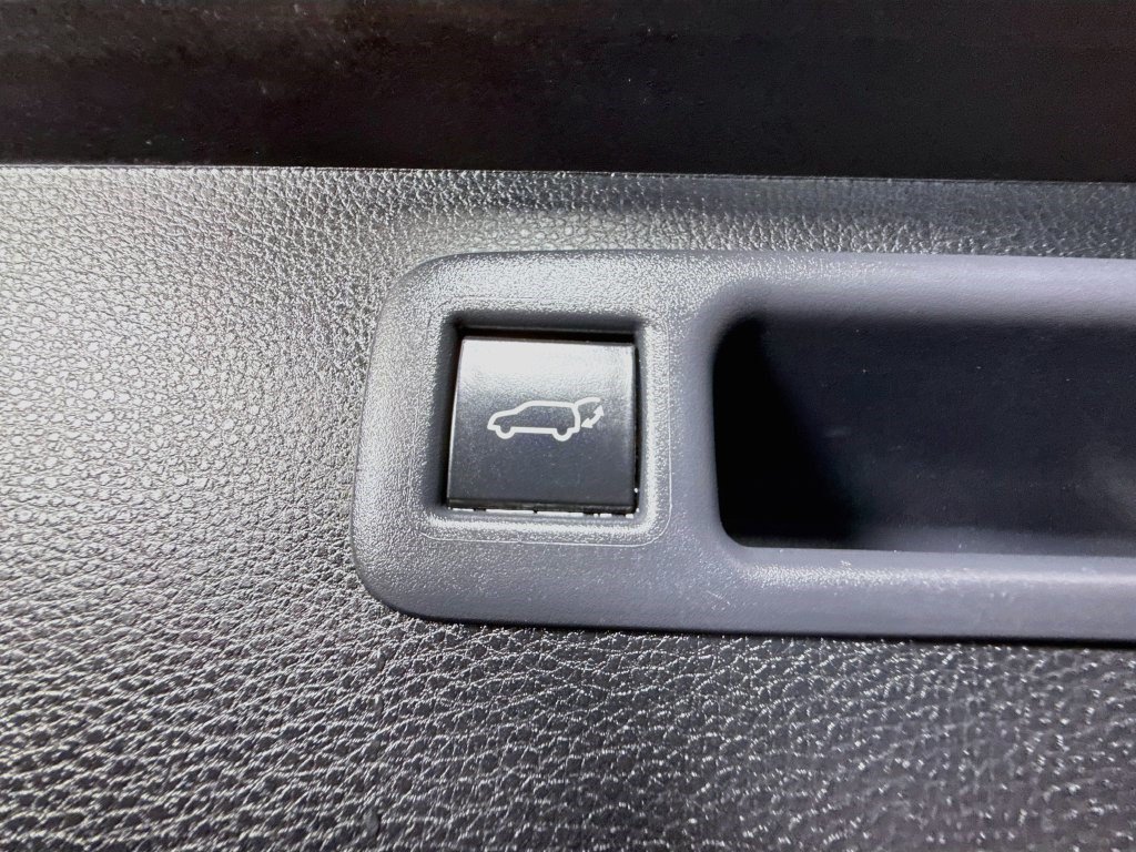Used 2025 Toyota Highlander LE FWD image 43