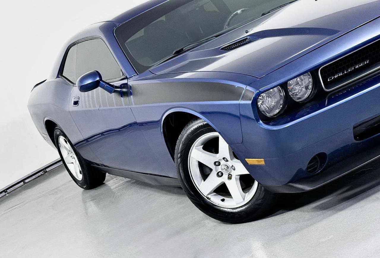 Used 2010 Dodge Challenger SE image 4