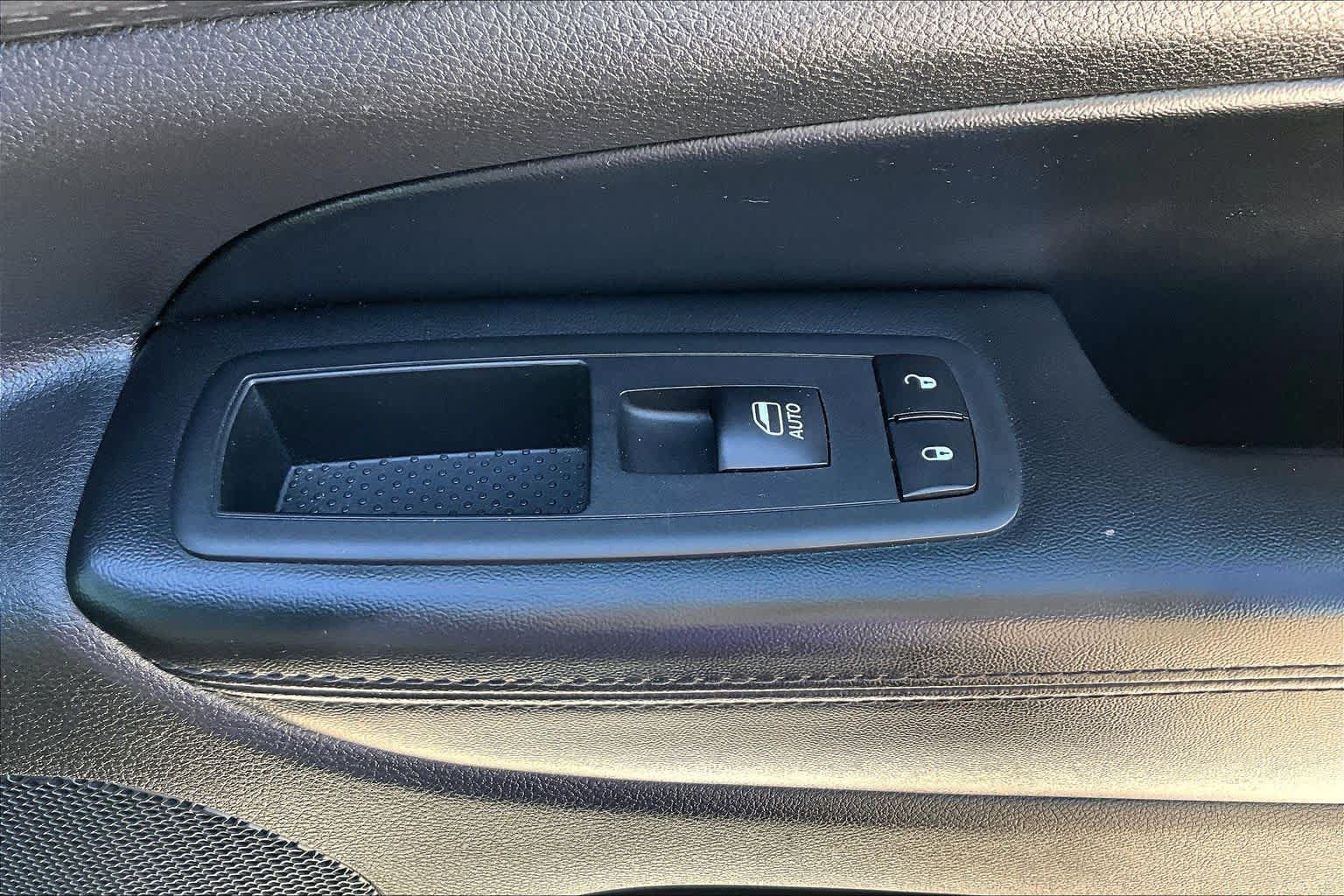 Used 2018 Jeep Grand Cherokee Laredo RWD image 35