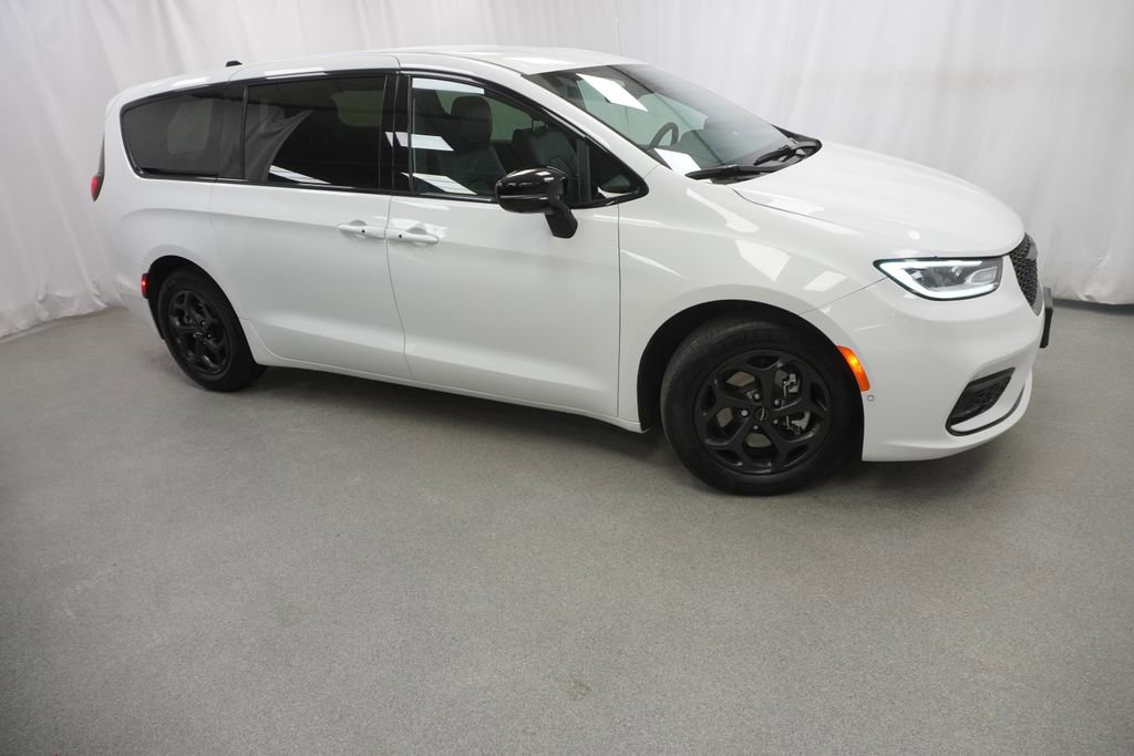 Certified 2024 Chrysler Pacifica Limited FWD image 10