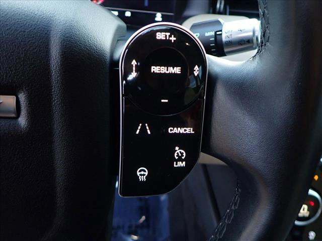 Used 2020 Land Rover Discovery Sport SE image 17