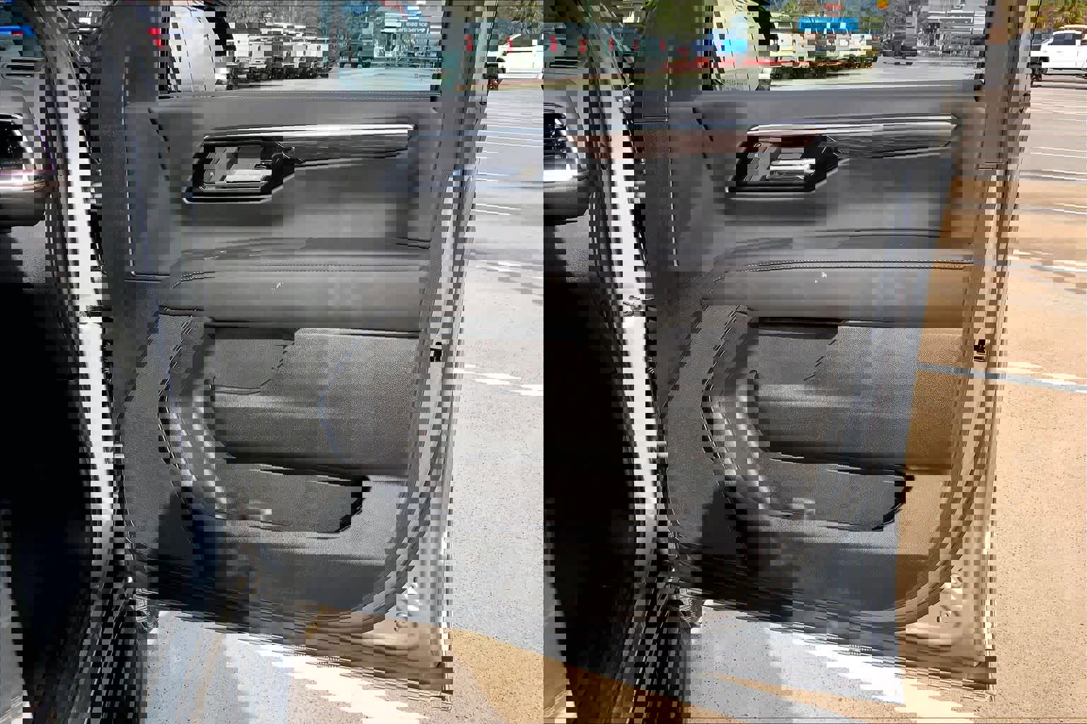 Used 2026 Chevrolet Suburban LS image 44