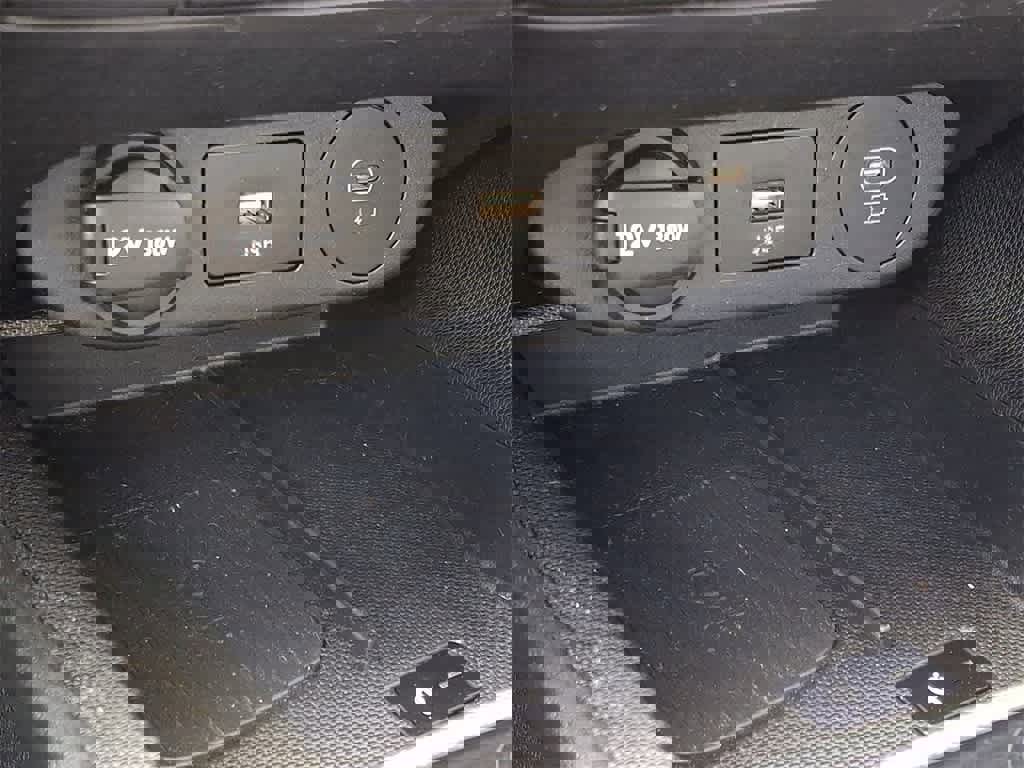 Used 2025 Hyundai Elantra Limited image 24