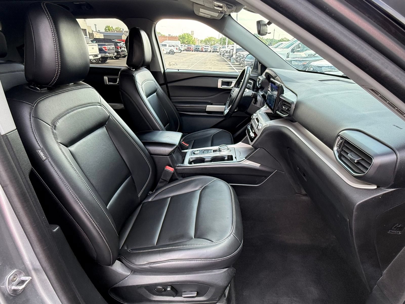 Used 2024 Ford Explorer XLT w/ Equipment Group 202A AWD/4WD image 18