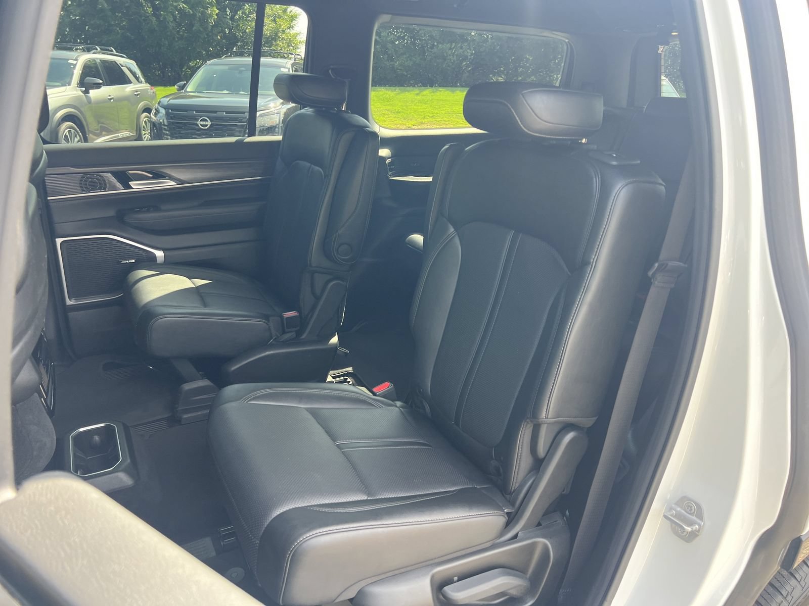 Used 2024 Jeep Wagoneer Series III AWD/4WD image 18