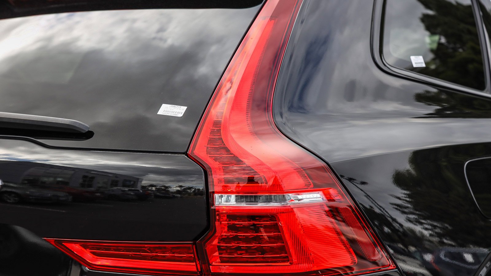 Used 2025 Volvo XC60 B5 Plus image 8