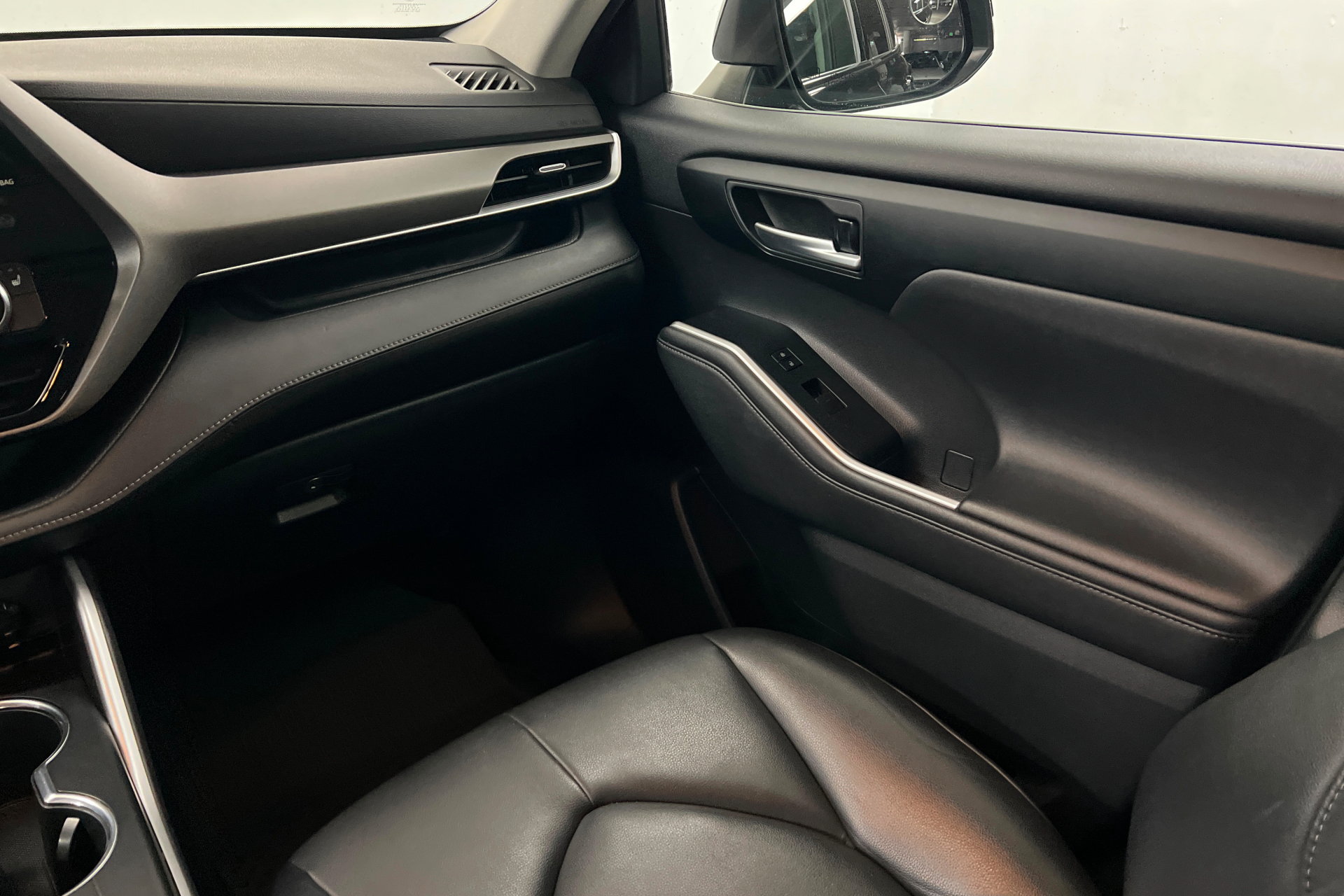 Certified 2021 Toyota Highlander XLE AWD/4WD image 11