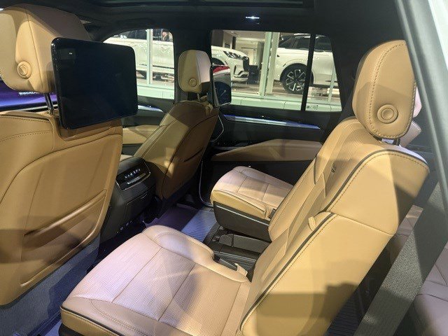 Used 2025 Cadillac Escalade Premium Luxury image 11