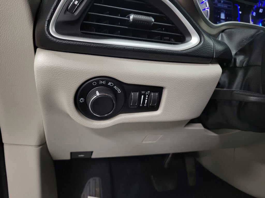 Used 2021 Chrysler Voyager Lxi image 21