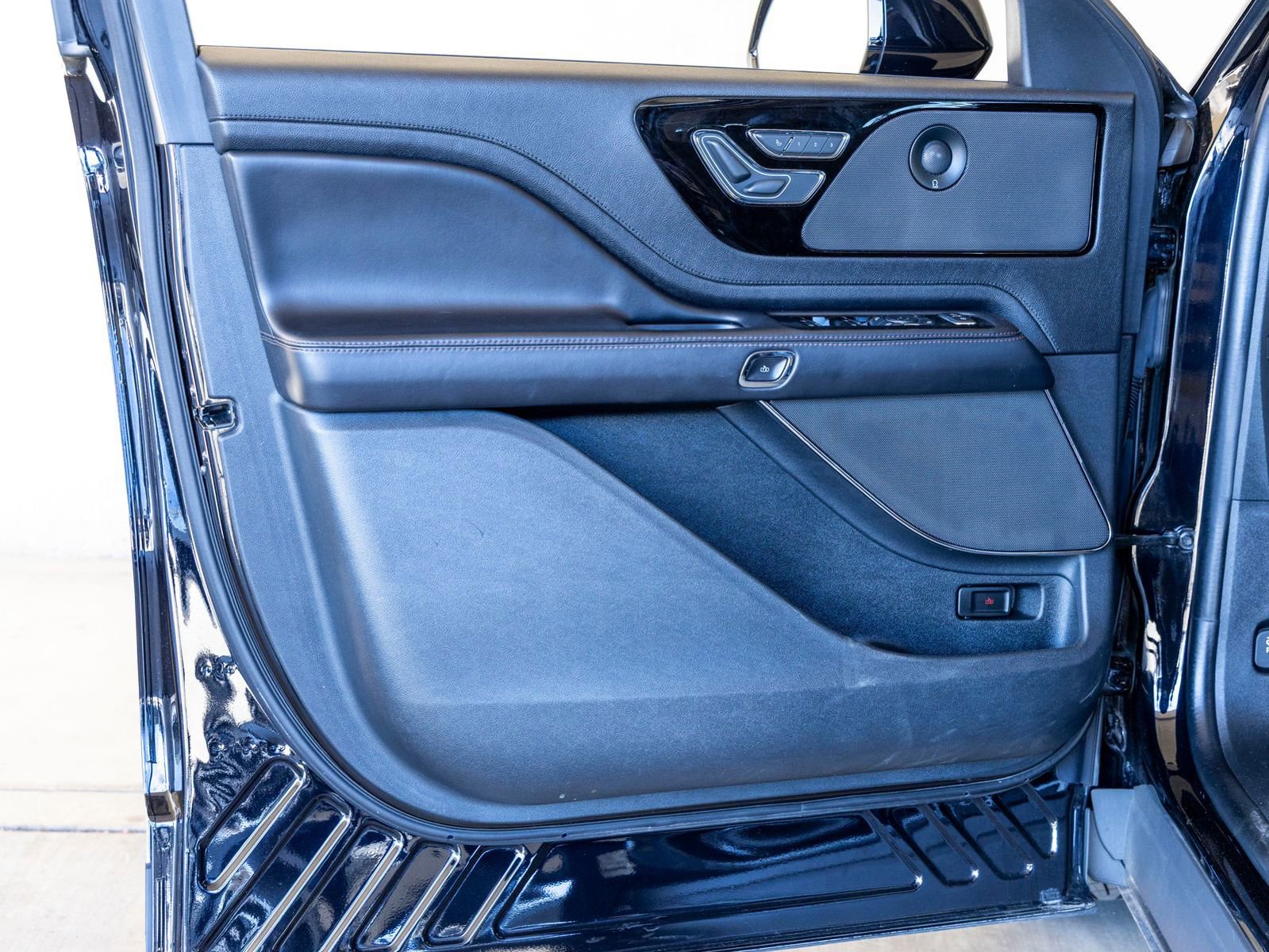 Used 2021 Lincoln Aviator Reserve w/ Equipment Group 201A image 14