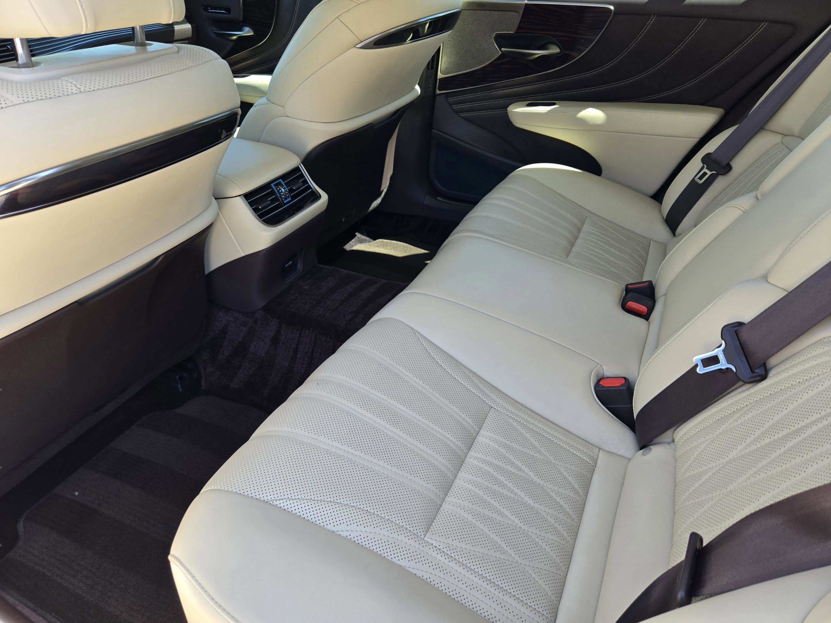 Used 2020 Lexus LS 500 w/ Interior Upgrade Package image 29