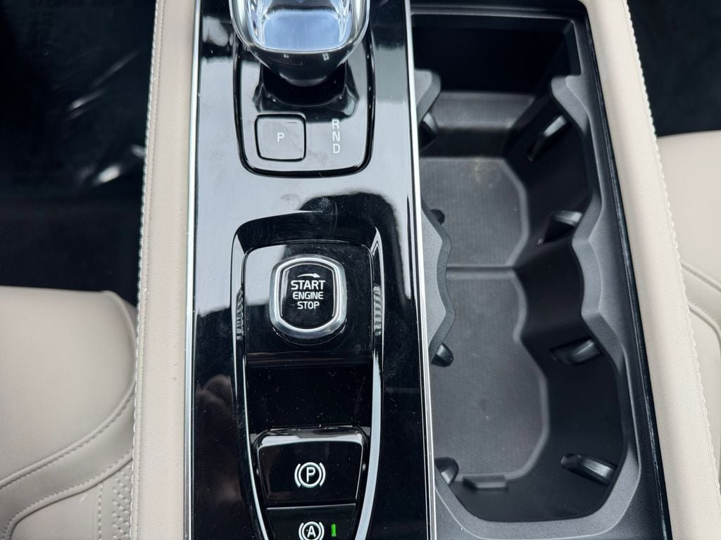 New 2025 Volvo XC90 T8 Core AWD/4WD image 17