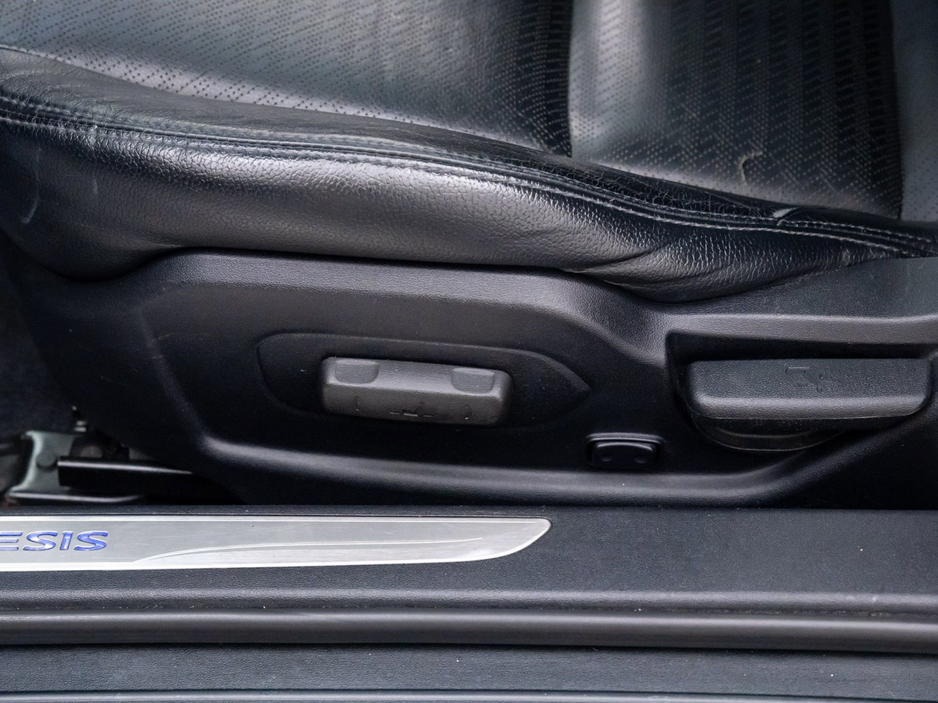 Used 2013 Hyundai Genesis 3.8 image 15