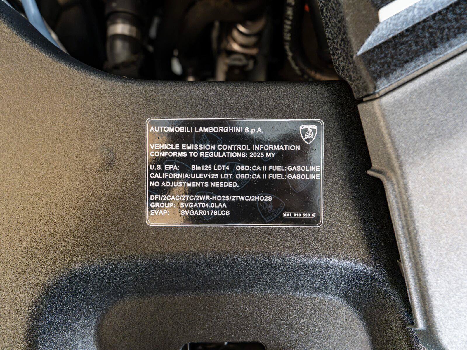 Used 2025 Lamborghini Urus Performante AWD/4WD image 35
