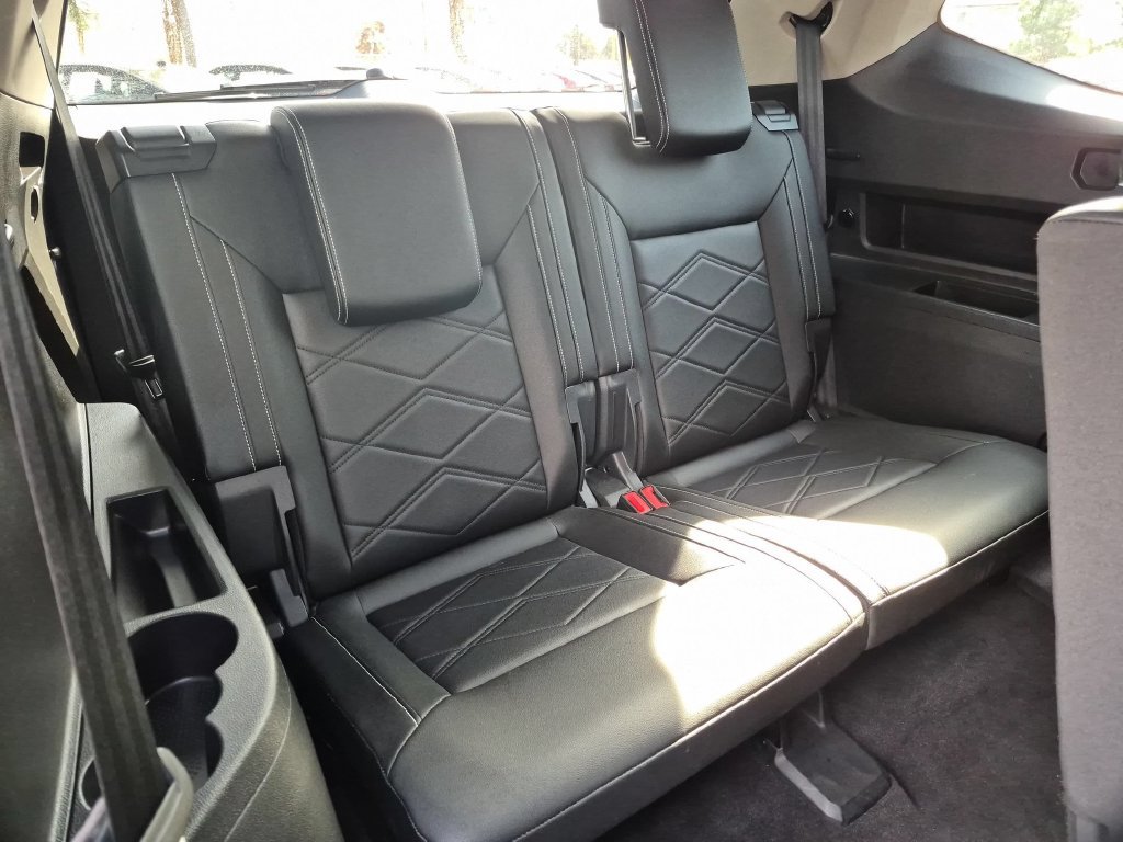 Used 2025 Volkswagen Atlas SE FWD image 30