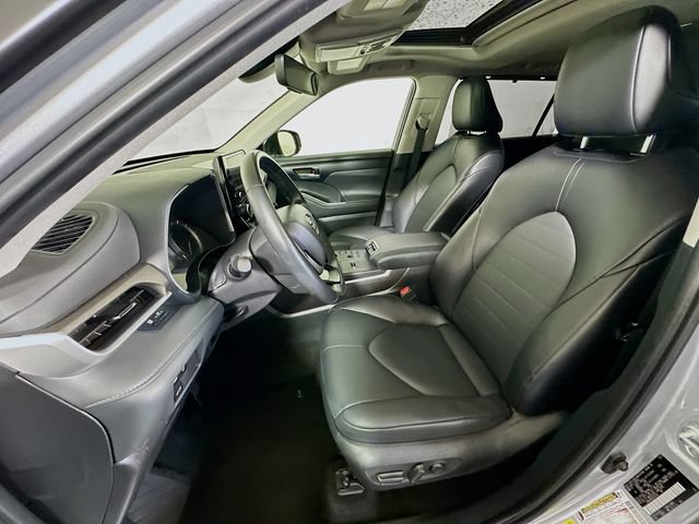 Certified 2025 Toyota Highlander XLE FWD image 12
