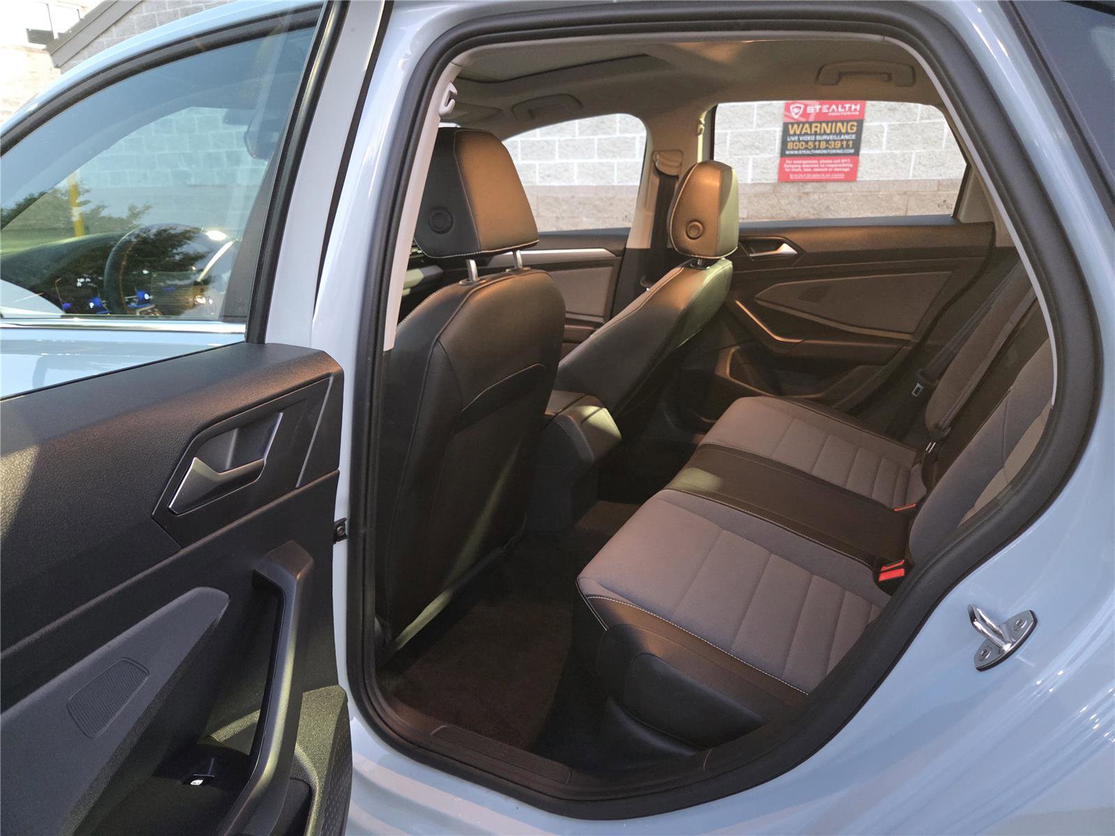 Certified 2025 Volkswagen Jetta SE w/ Sunroof Package image 27