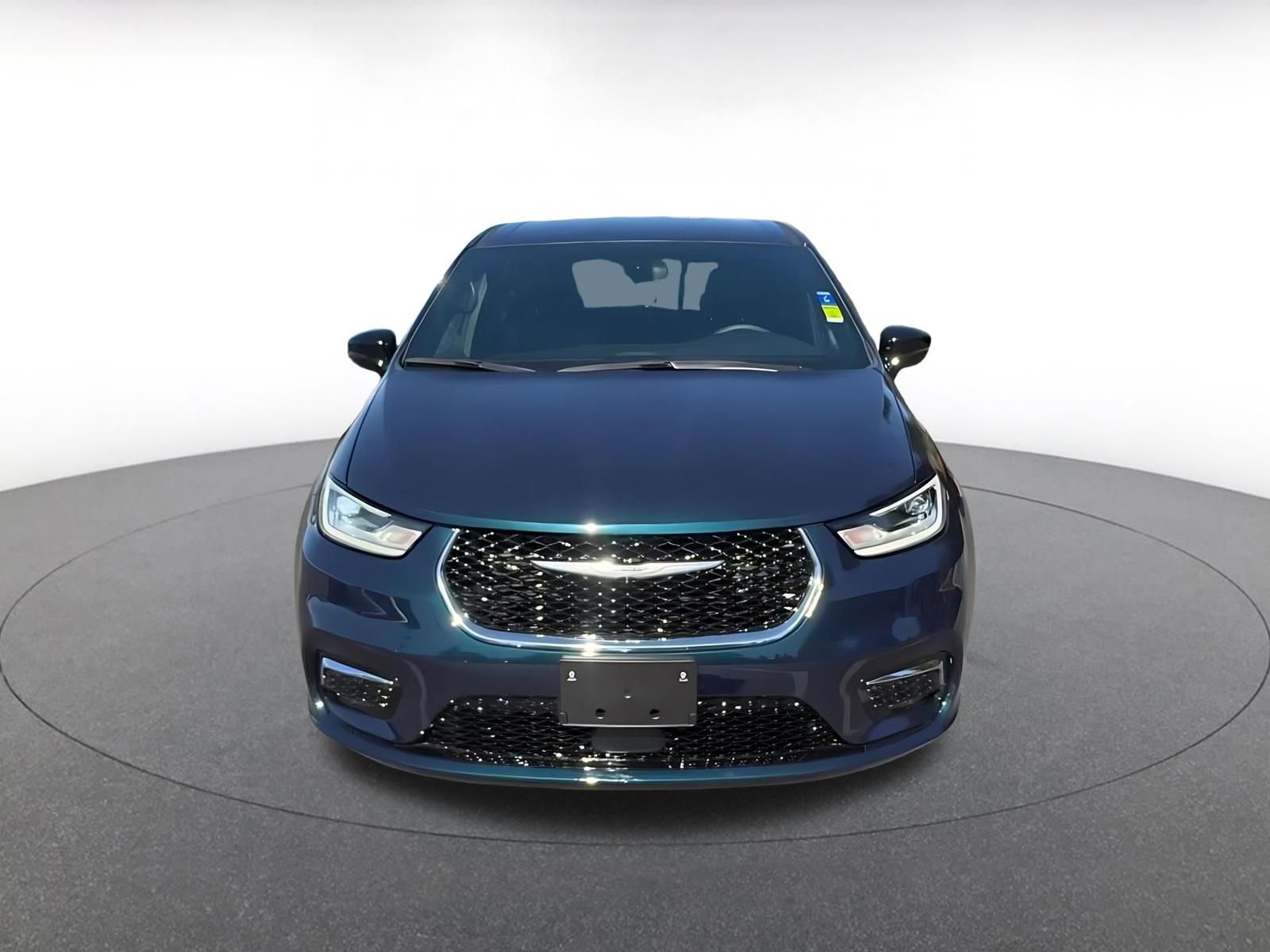 Used 2025 Chrysler Pacifica Select image 4