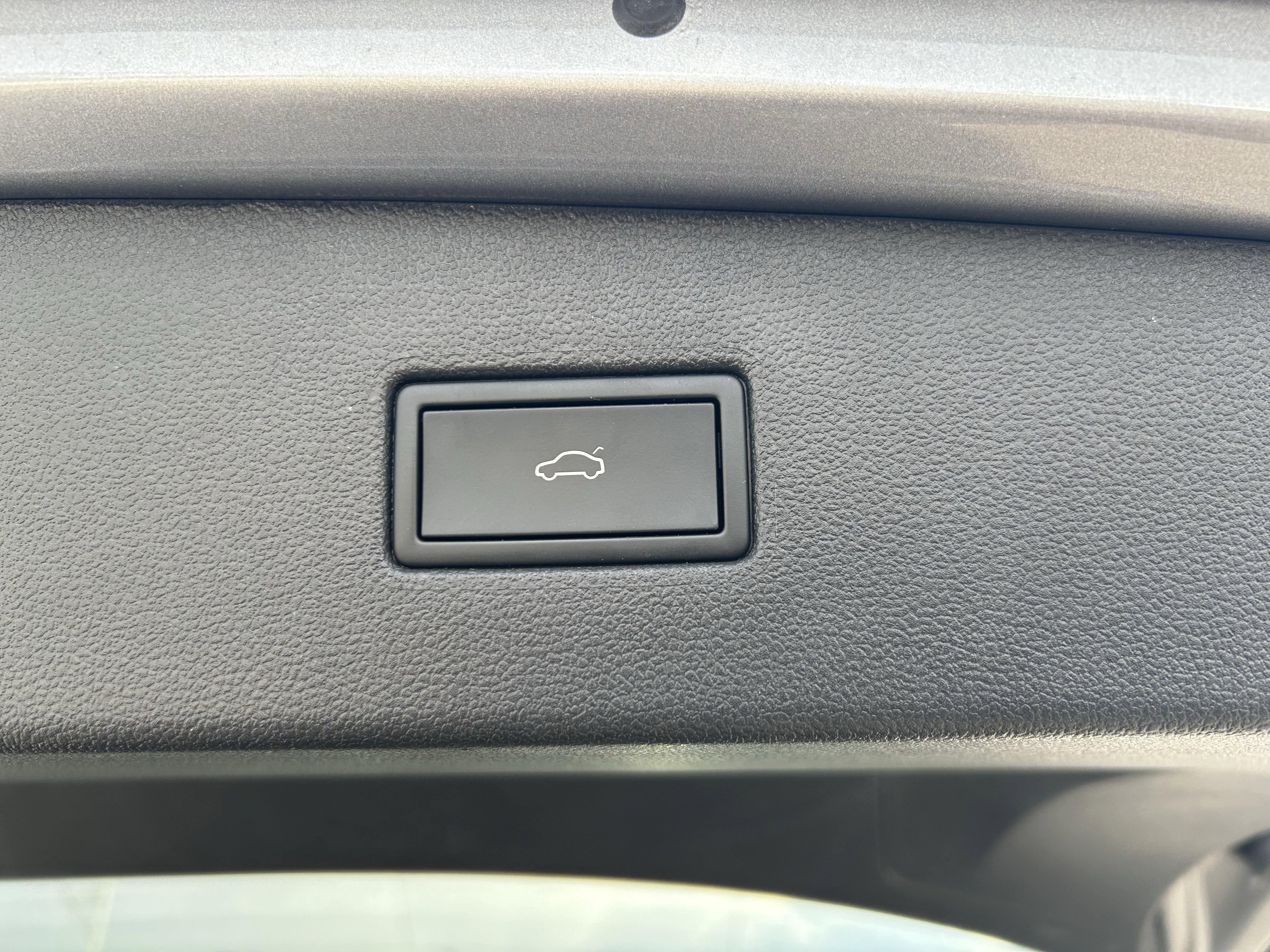 Certified 2024 Volkswagen Tiguan SE w/ Panoramic Sunroof Package image 28