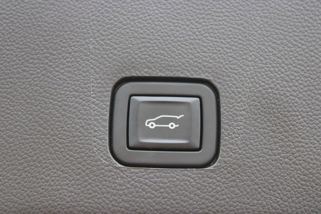 Used 2022 Chevrolet Traverse RS FWD image 16