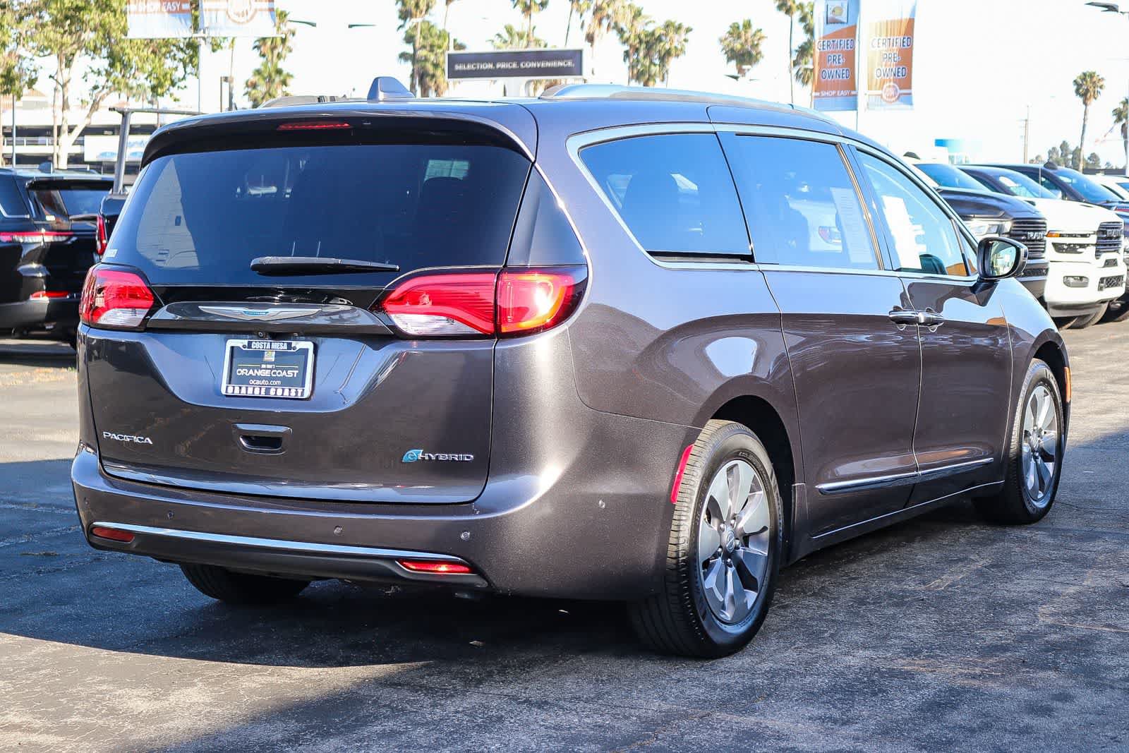 Used 2019 Chrysler Pacifica Limited w/ Advanced Safetytec Group FWD image 4
