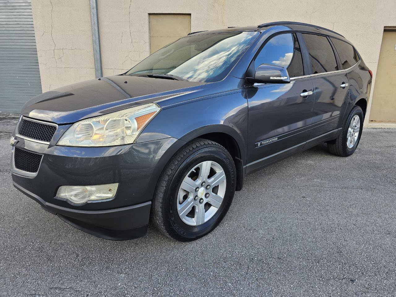 Used 2009 Chevrolet Traverse LT image 2