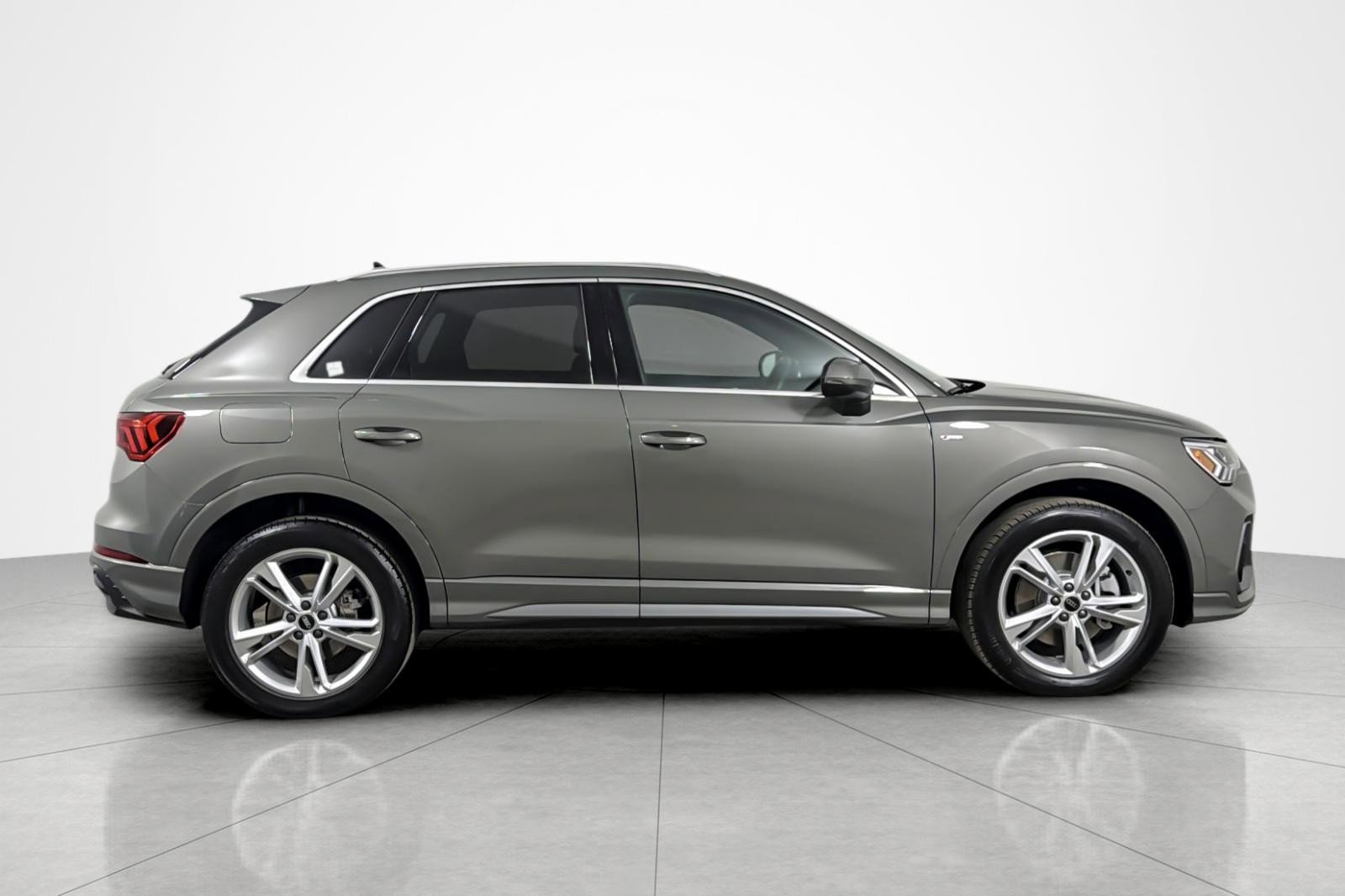 Used 2023 Audi Q3 2.0T Premium w/ Convenience Package image 6