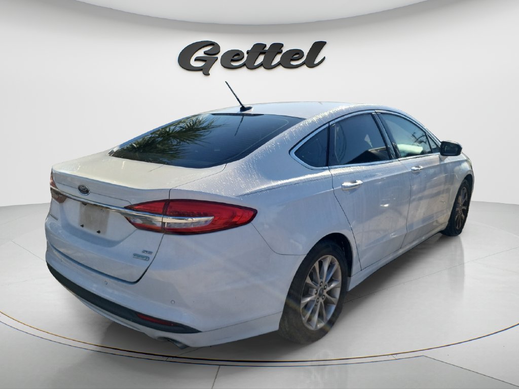 Used 2017 Ford Fusion SE FWD image 2