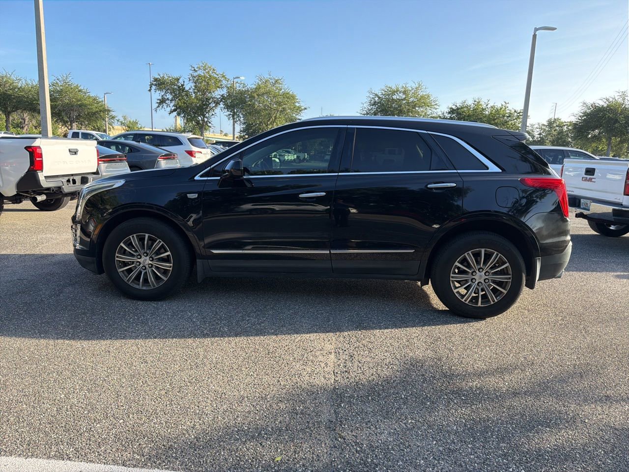 Used 2017 Cadillac XT5 Luxury w/ Driver Awareness Package FWD image 2