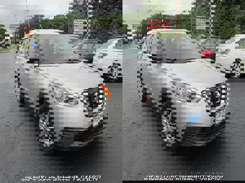 Used 2020 Nissan Kicks S image 1