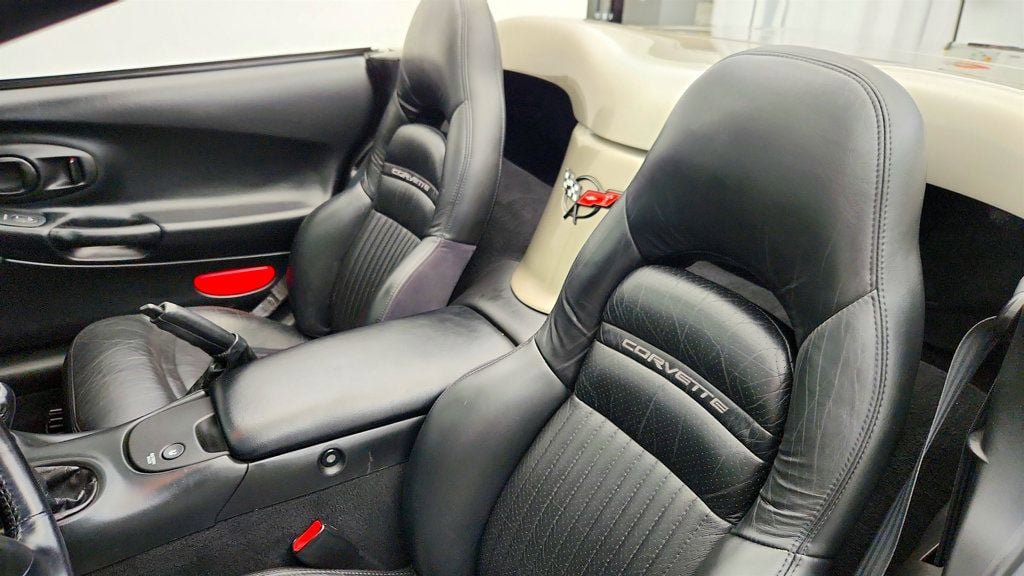 Used 2000 Chevrolet Corvette Convertible w/ Memory Pkg RWD image 20