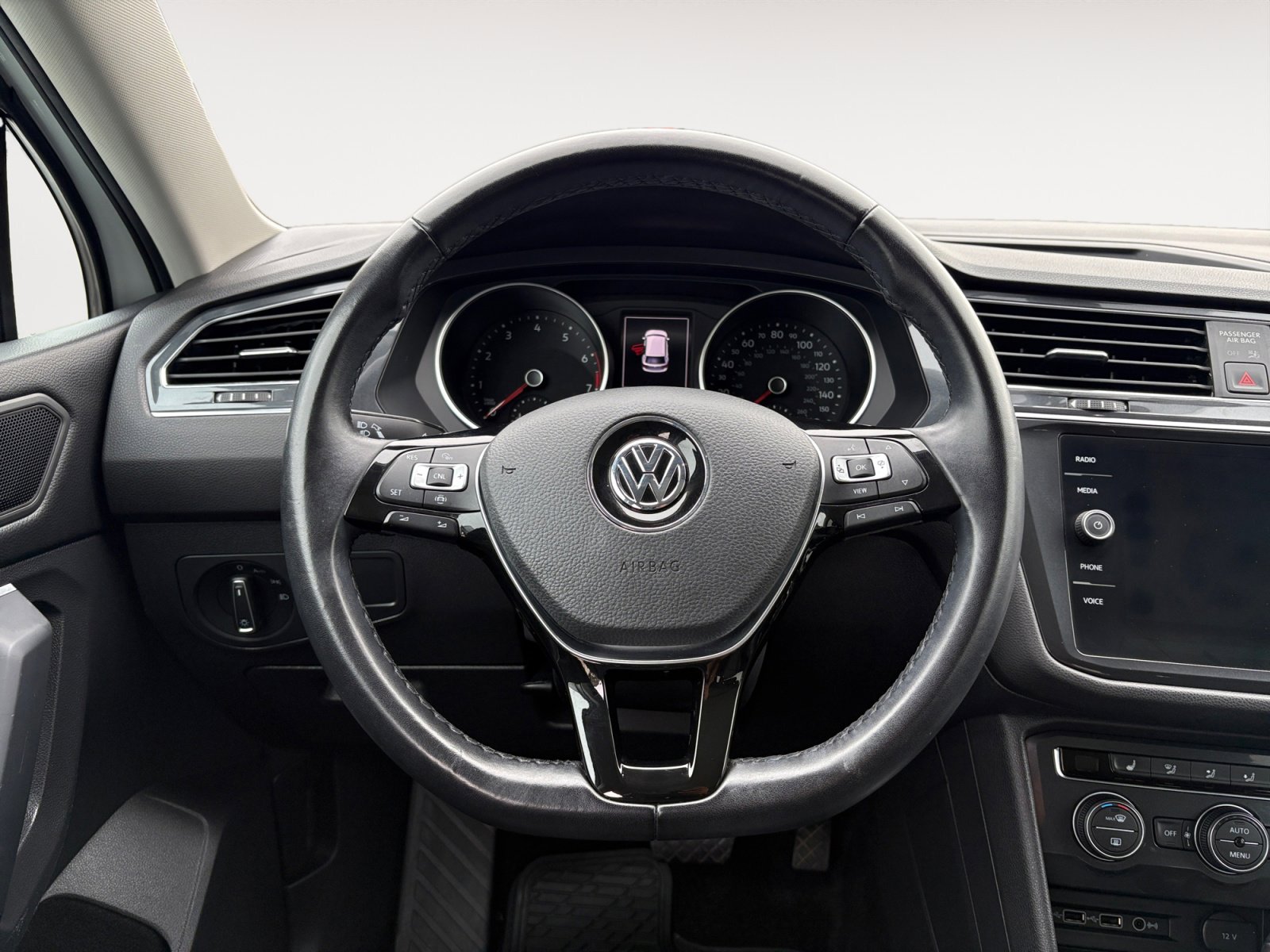Used 2019 Volkswagen Tiguan SE w/ Panoramic Sunroof Package AWD/4WD image 13