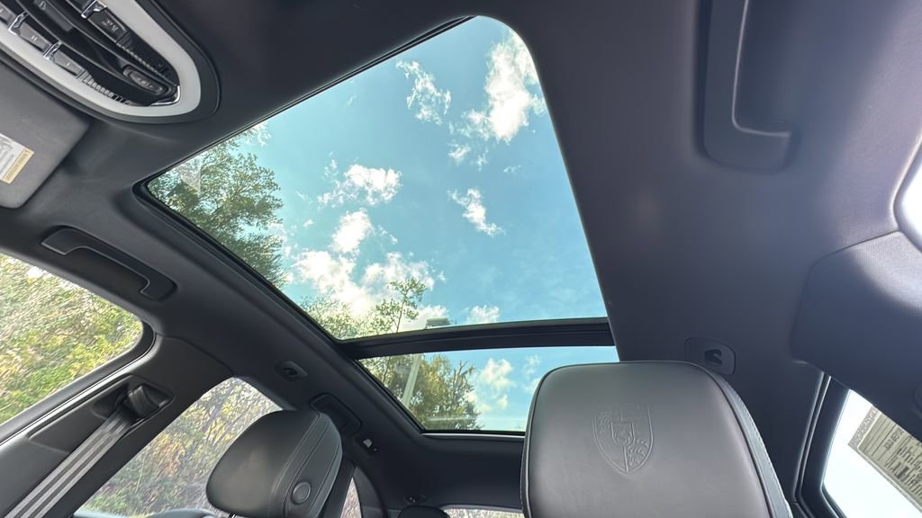 Certified 2025 Porsche Macan image 15