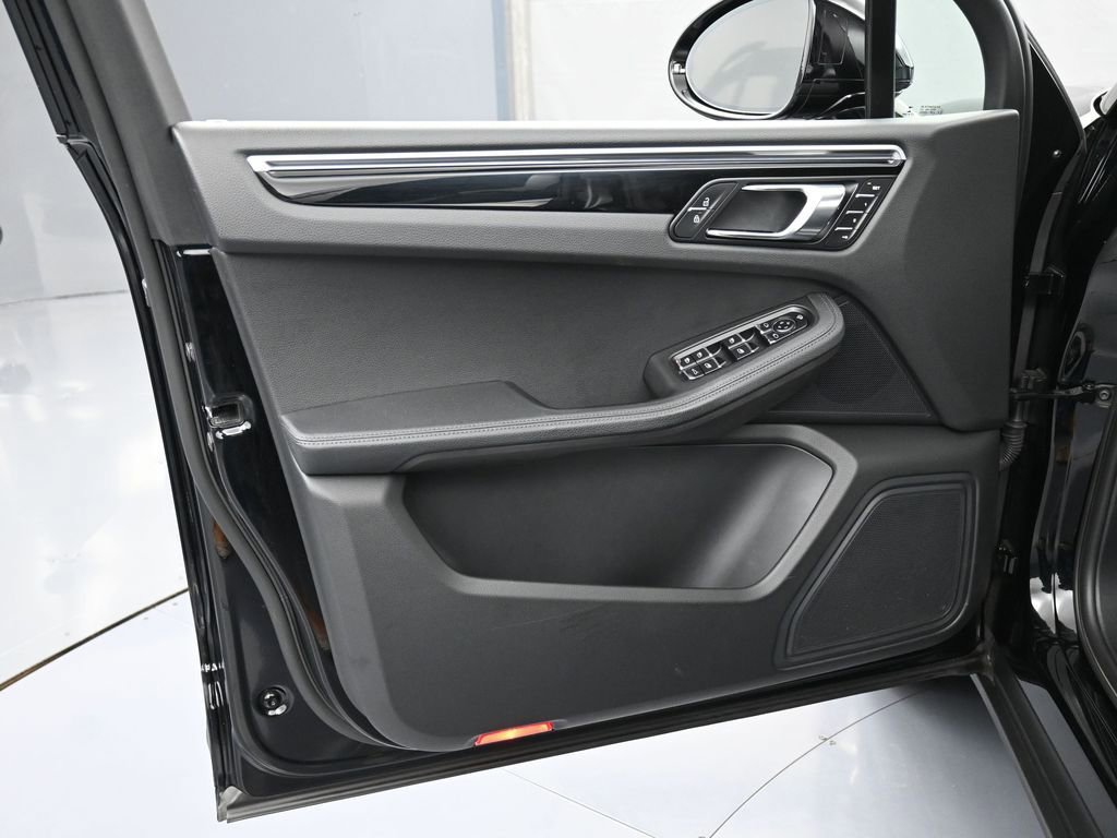 Certified 2023 Porsche Macan Turbo image 15