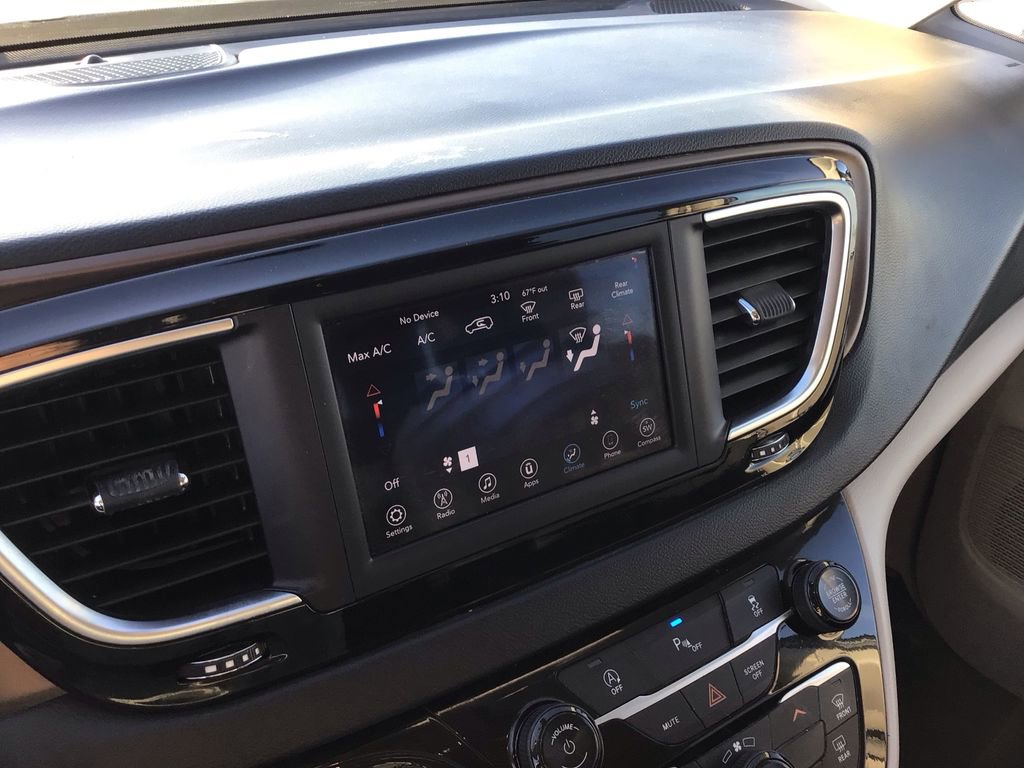 Used 2019 Chrysler Pacifica Touring image 14